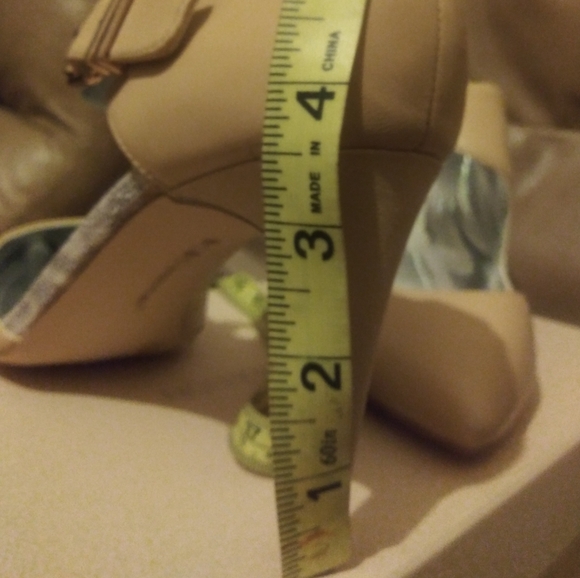 NWT ladies leather pumps. - Picture 6 of 9